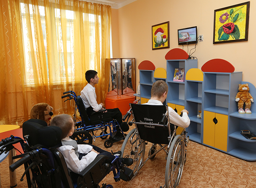 Детское специализированное учреждение. Учреждения для детей инвалидов. Центры для детей инвалидов. Комната для ребенка инвалида. Реабилитация детей инвалидов.